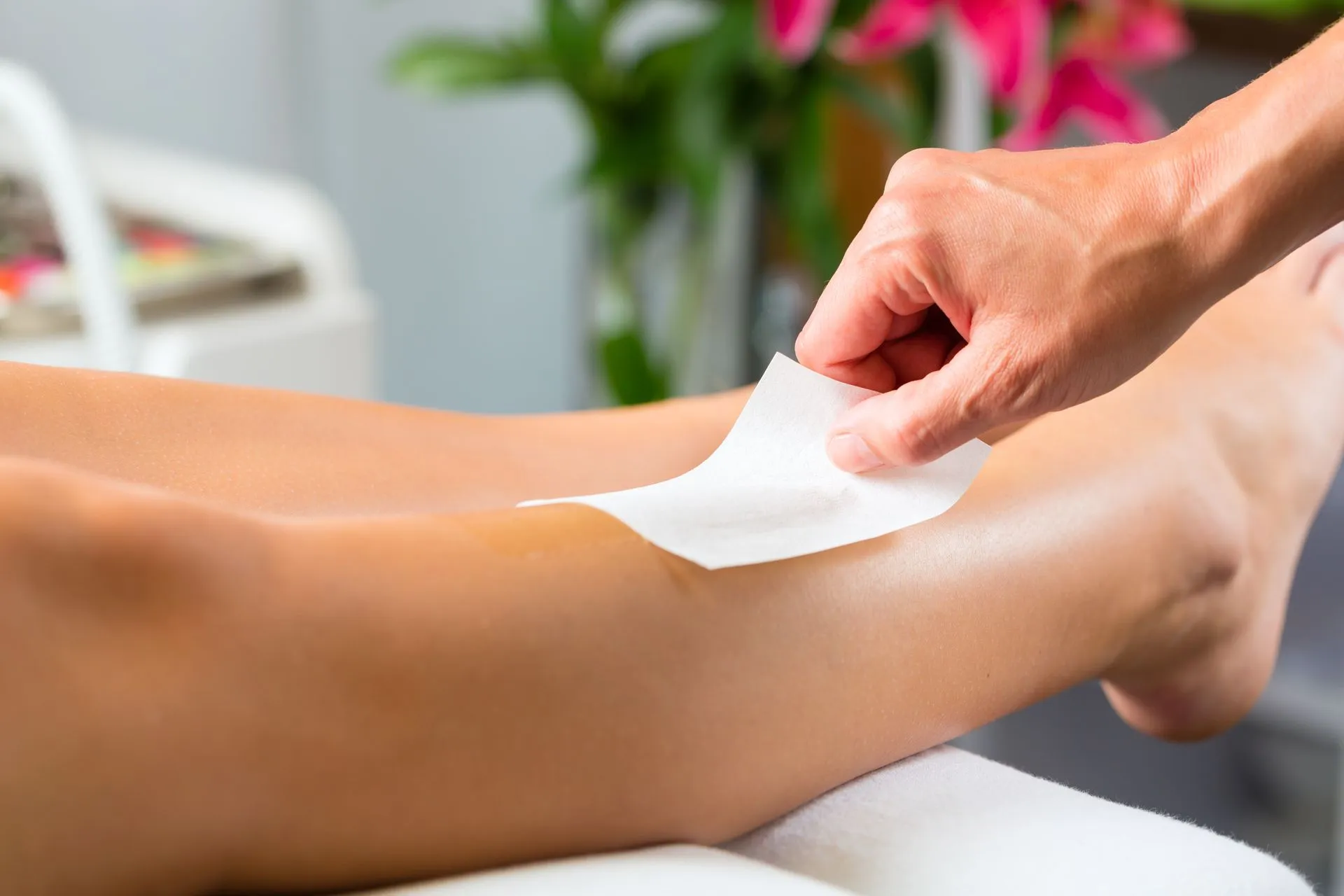 Professionelle Beinwaxing-Behandlung mit Warmwachs