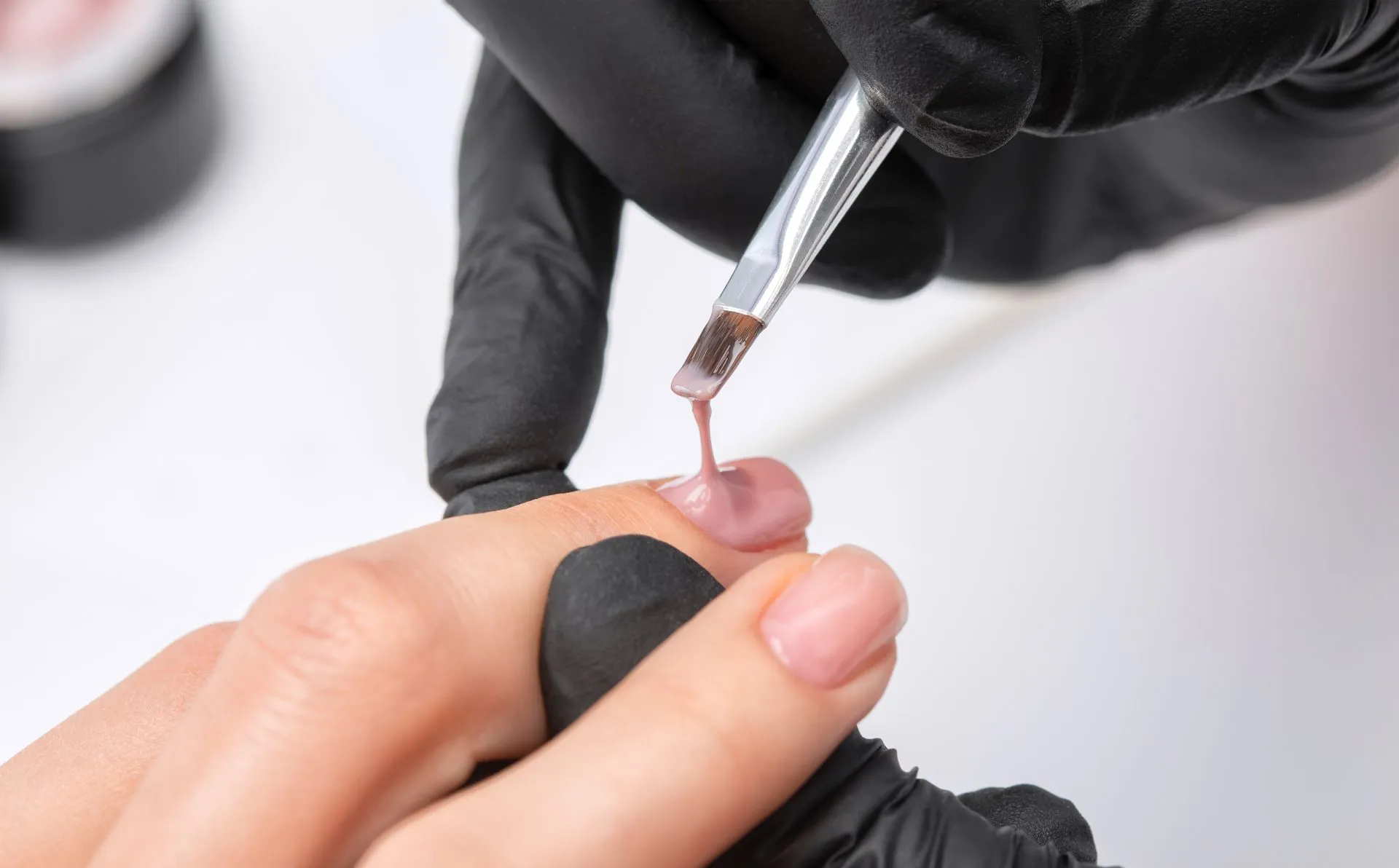 Elegante Gel-Nägel mit French-Manicure